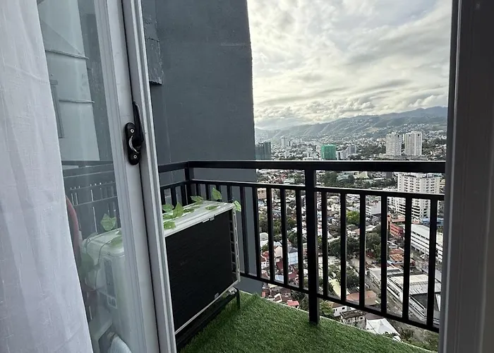 Modern And Cozy Unit With Balcony Near Ayala Center
